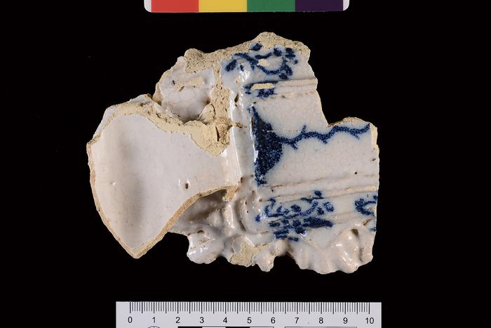 Fragmento de pia de água benta