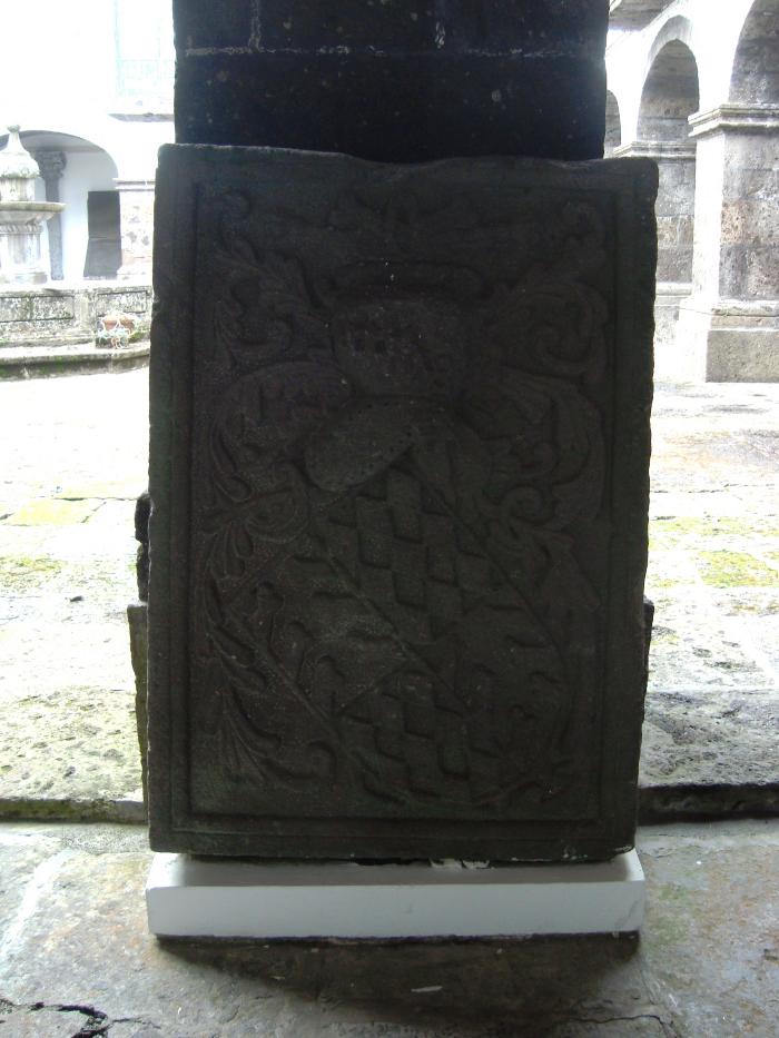 Pedra de armas de Columbeiro e de Costa