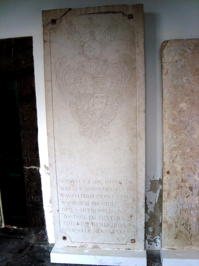Pedra tumular armoriada de Nicolau Maria Raposo de Amaral