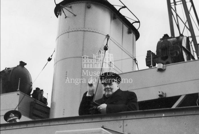 Winston Churchill faz sinal de vitória