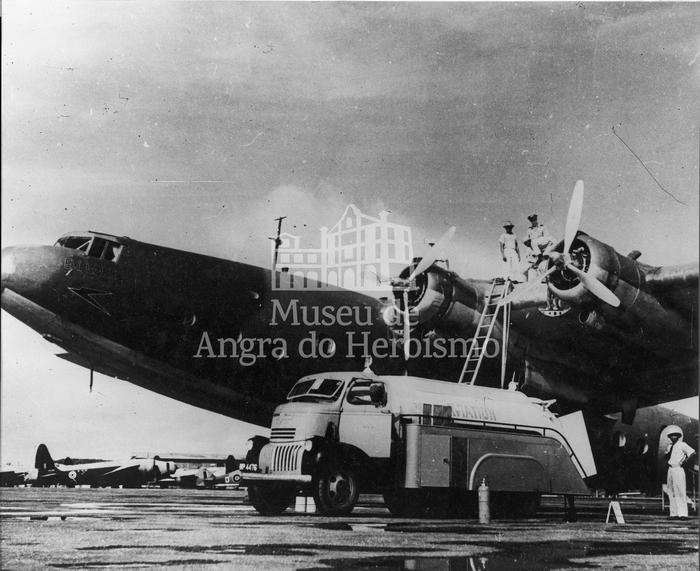 Reabastecimento de avião da B.O.A.C. 