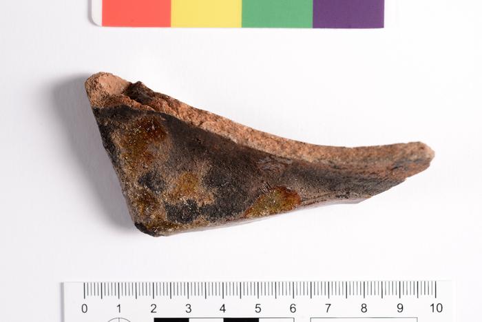 Fragmento de bordo e pega de tacho