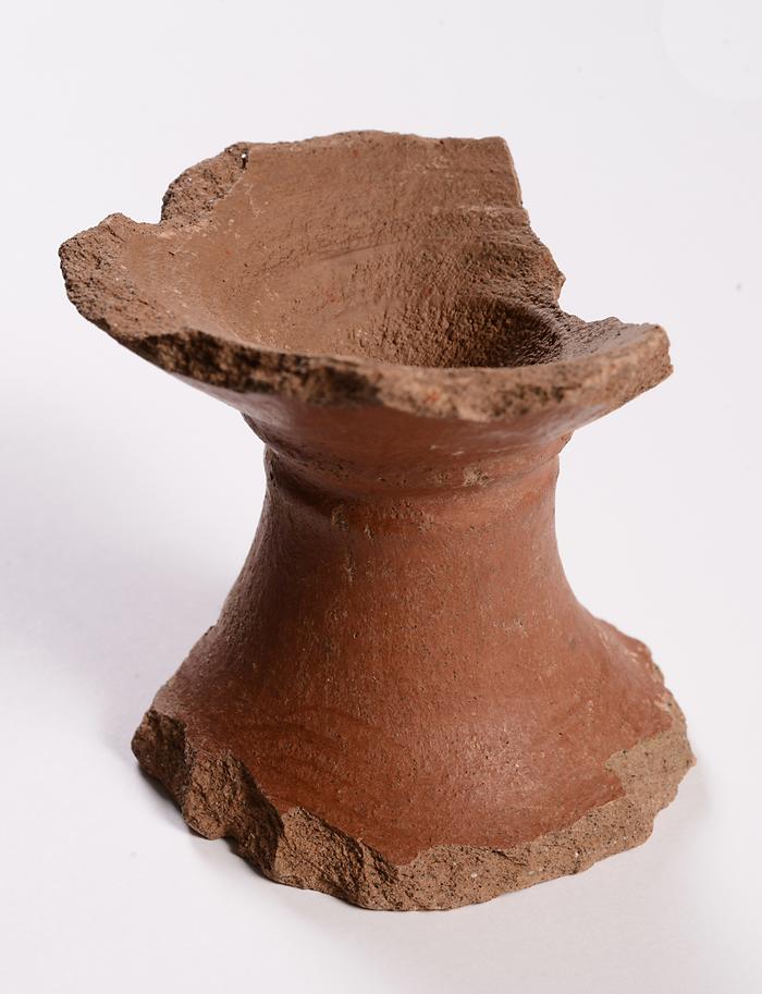 Fragmento de fundo de taça de pé alto ou jarra