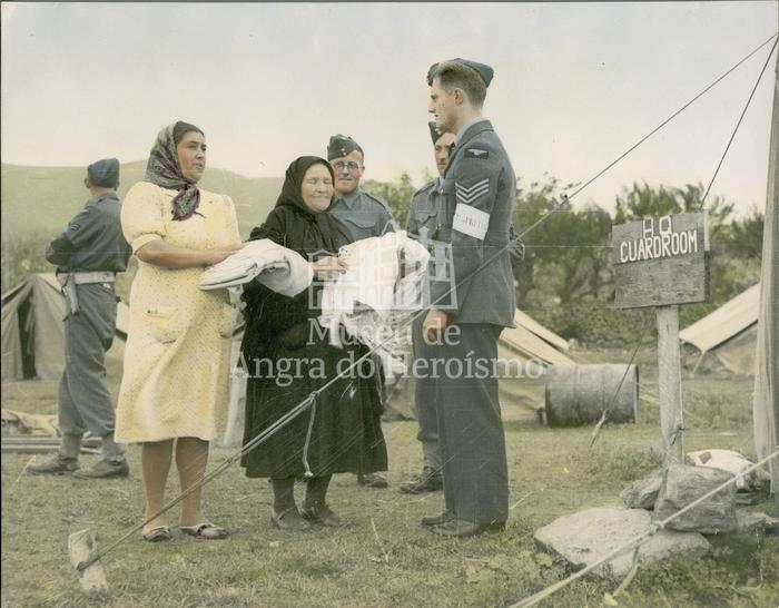 Lavadeiras terceirenses entregam roupa lavada a militares ingleses da <i>Royal Air Force</i>
