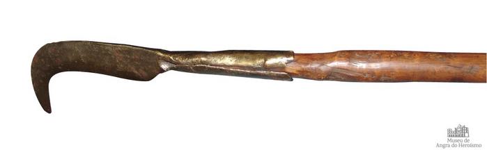 Foice de cabo comprido