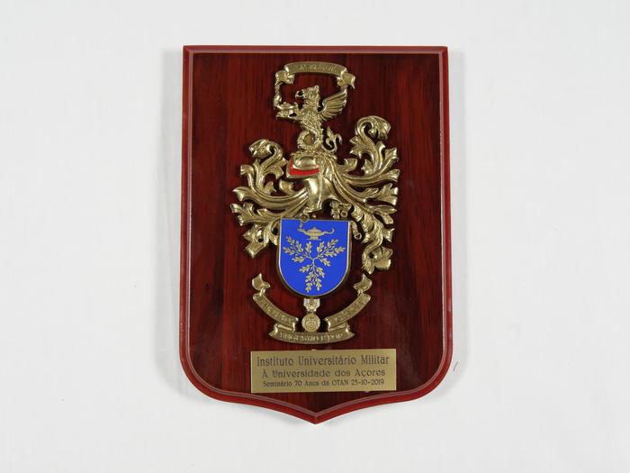 Placa decorativa do Instituto Universitário Militar