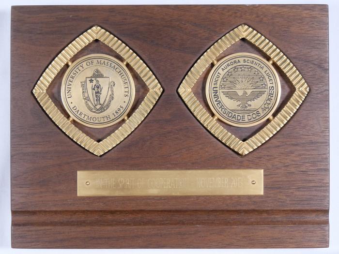 Placa da Universidade de Massachusetts Dartmouth e da Universidade dos Açores