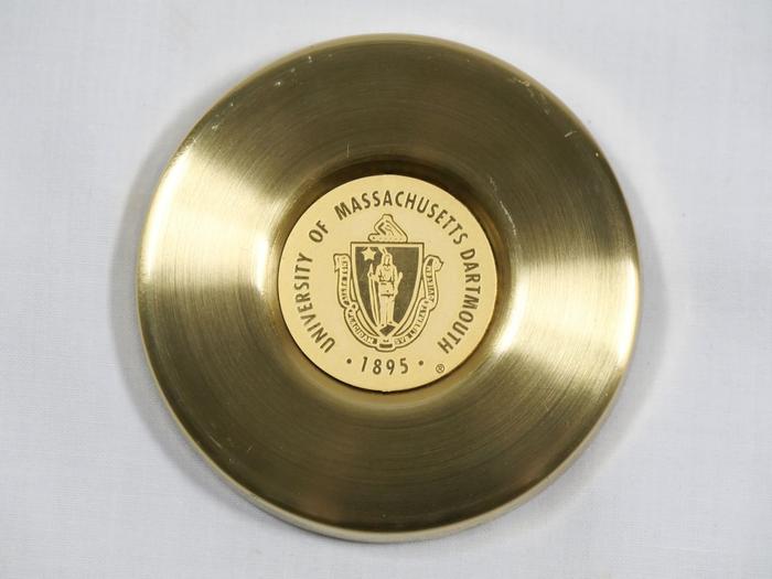 Pisa-papéis da Universidade de Massachusetts Dartmouth