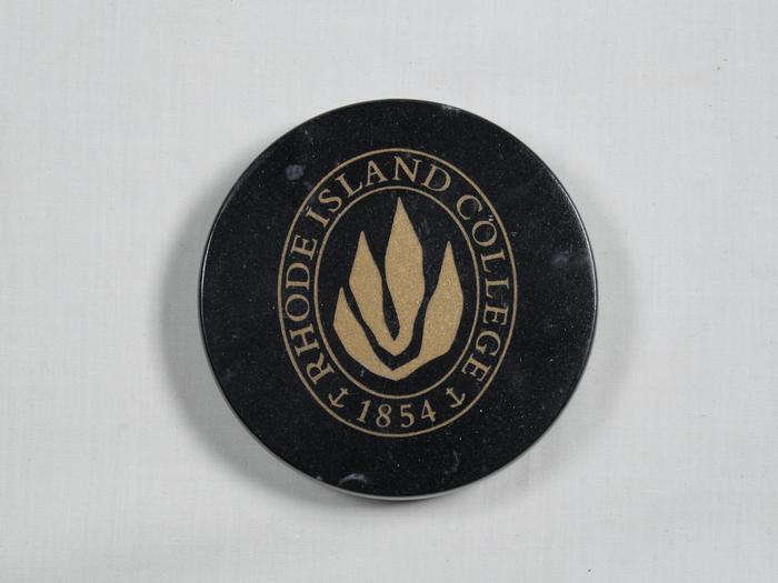 Pisa-papéis do Rhode Island College