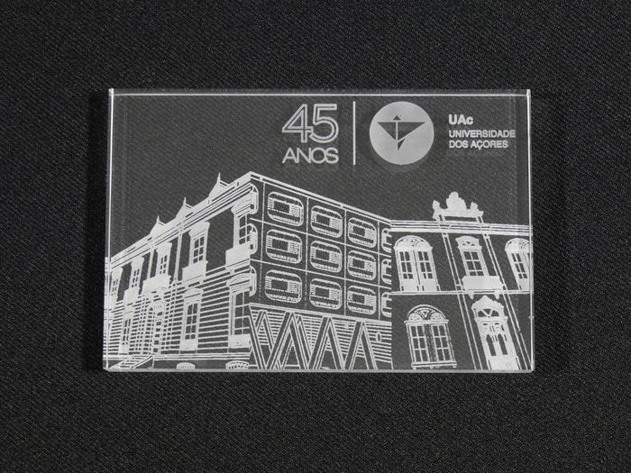 Placa comemorativa dos 45 anos da Universidade dos Açores